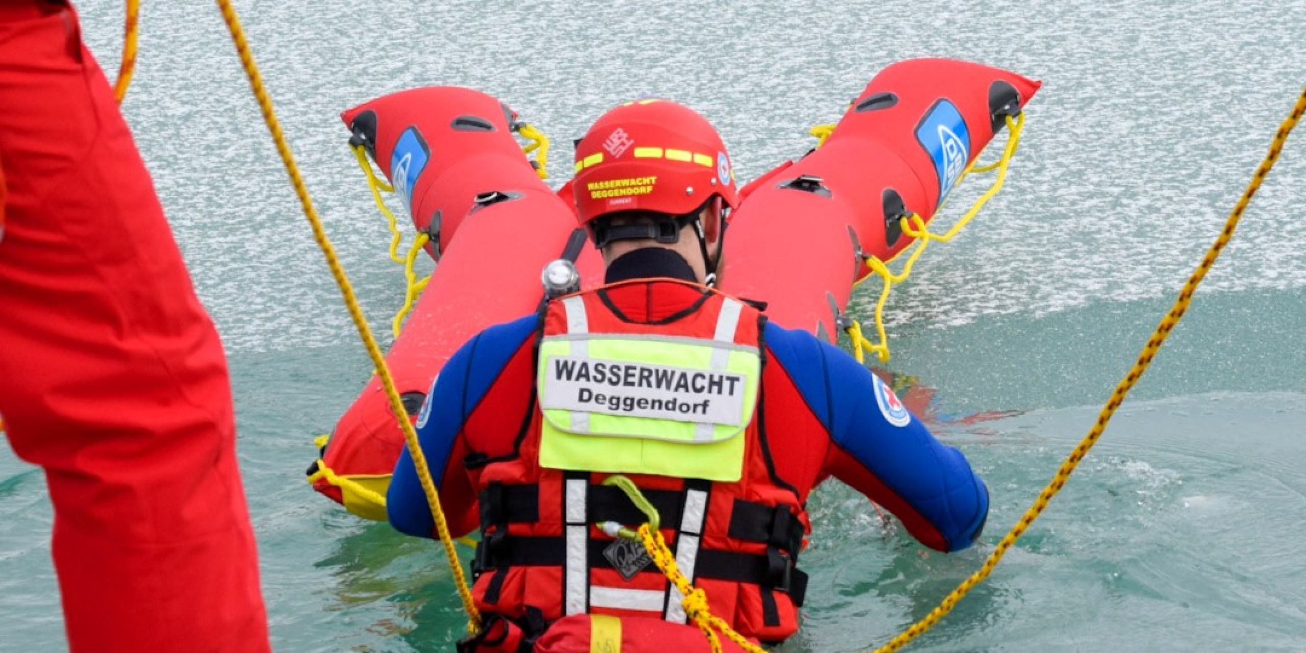 Wasserretter auf Eisrettungsschlitten