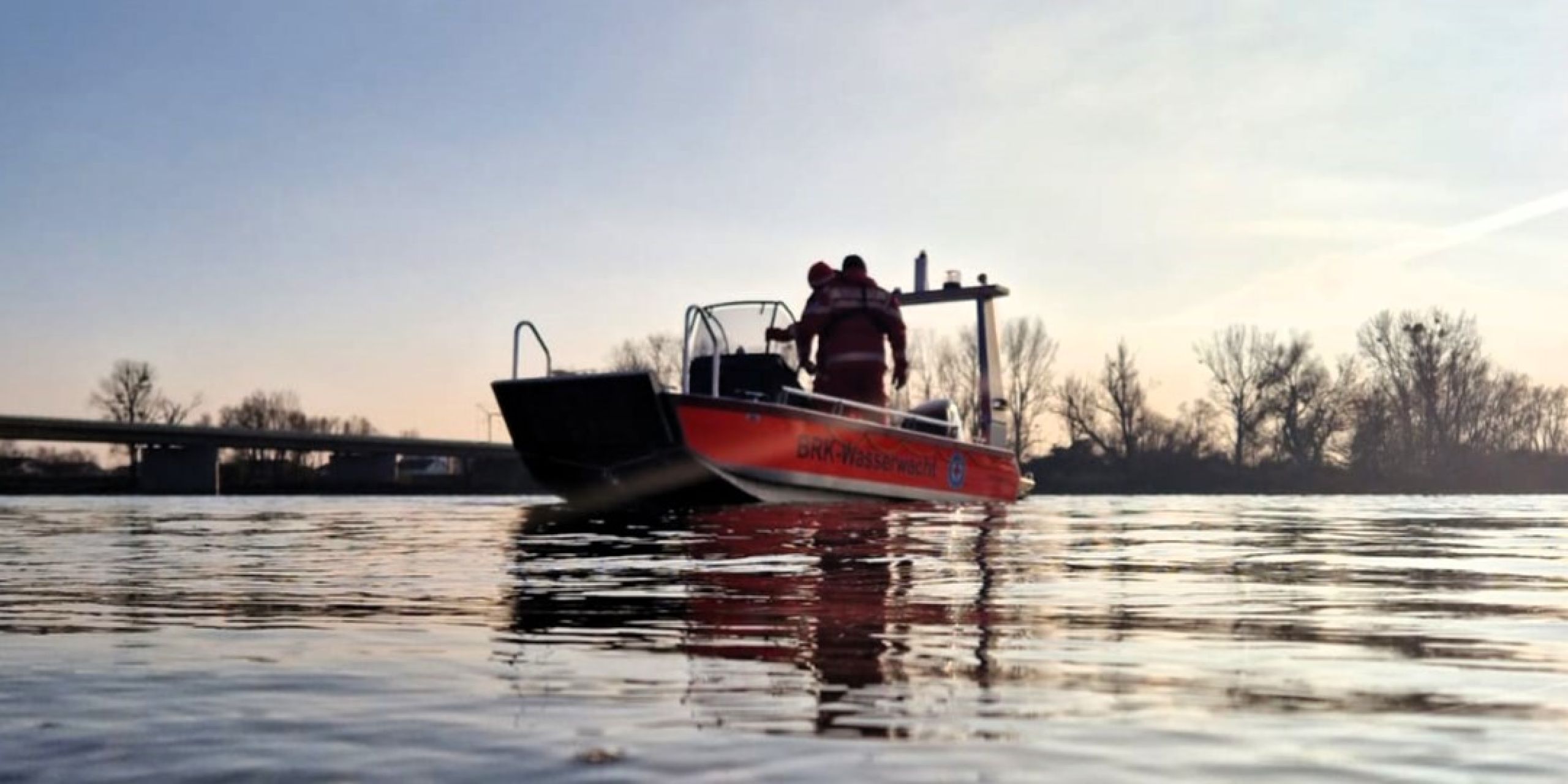 Wasserrettungsboot auf der Donau