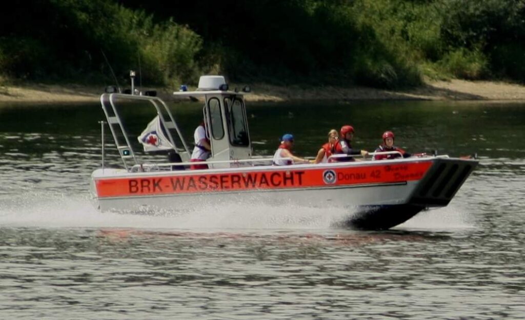 Boot auf der Donau in Fahrt.